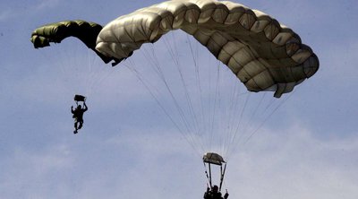 Πρέβεζα: Αλεξιπτωτιστής εγκλωβίστηκε σε κλαδιά δέντρου σε ύψος 7 μέτρων