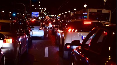 Φωτιά σε όχημα στην Πέτρου Ράλλη - Κυκλοφοριακή συμφόρηση στον Κηφισό 