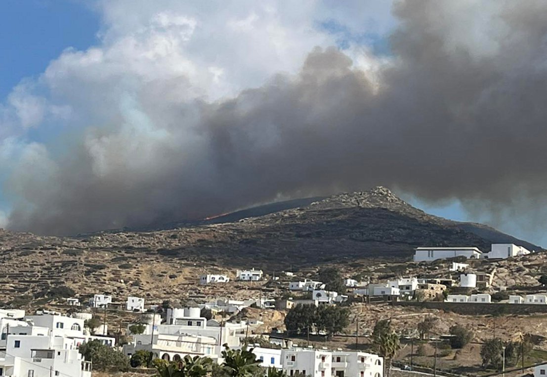 Σε εξέλιξη φωτιά στην Ίο