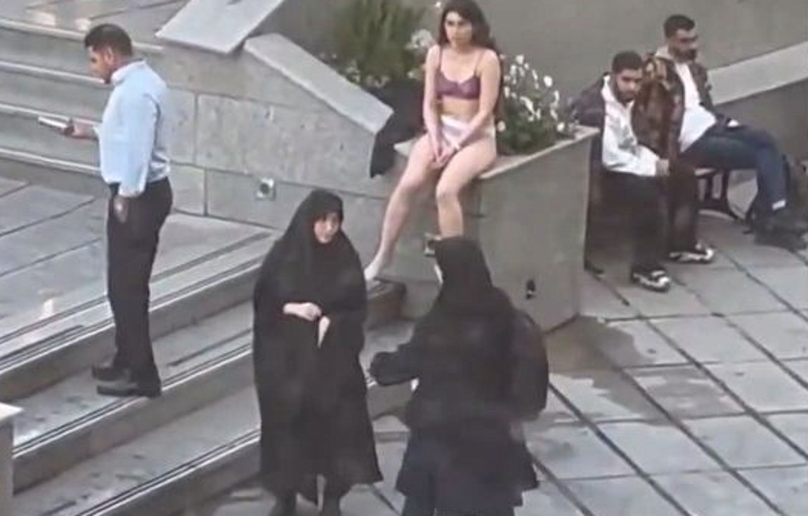 Ιράν: Φοιτήτρια έμεινε με τα εσώρουχα ως διαμαρτυρία για το χιτζάμπ