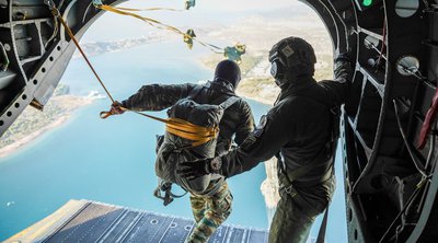 Ο αρχηγός ΓΕΕΘΑ έκανε άλμα με αλεξίπτωτο από ελικόπτερο Chinook - ΕΙΚΟΝΕΣ