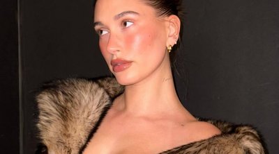 Η Hailey Bieber φόρεσε ένα εύκολο μονοχρωματικό look – Ιδανικό για μαμάδες