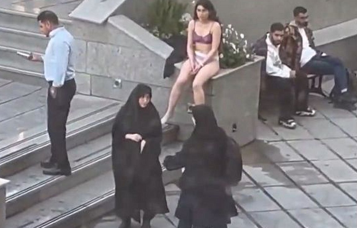 Ιράν: Η φοιτήτρια που γδύθηκε δημοσίως μεταφέρθηκε σε ένα κέντρο εξειδικευμένης φροντίδας