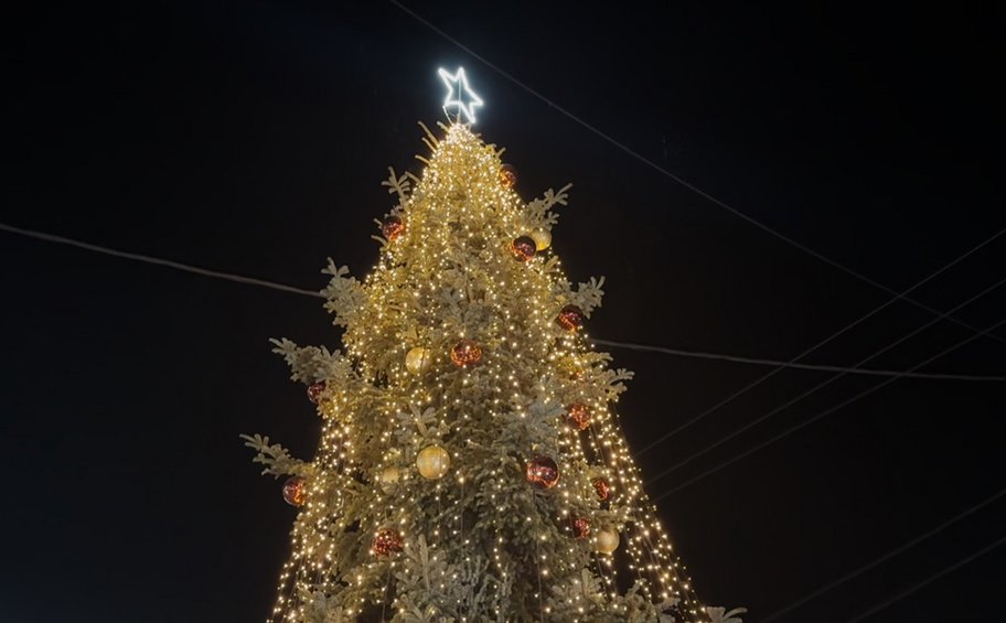 Άναψε στον Ταξιάρχη της Χαλκιδικής το πρώτο χριστουγεννιάτικο δέντρο σε όλη την Ελλάδα - BINTEO