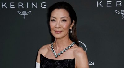 Michelle Yeoh: Με τολμηρό νέο look στα 62 της