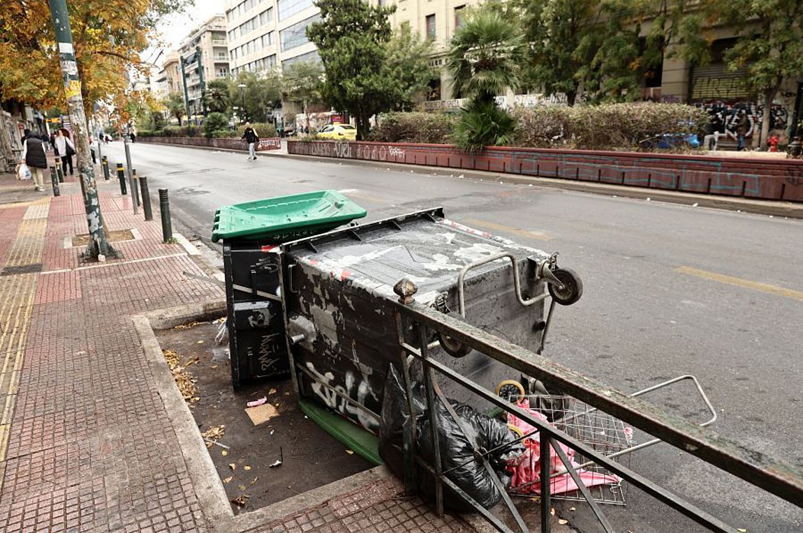 Ενταση στην Πατησίων – Εβαλαν φωτιά σε κάδους