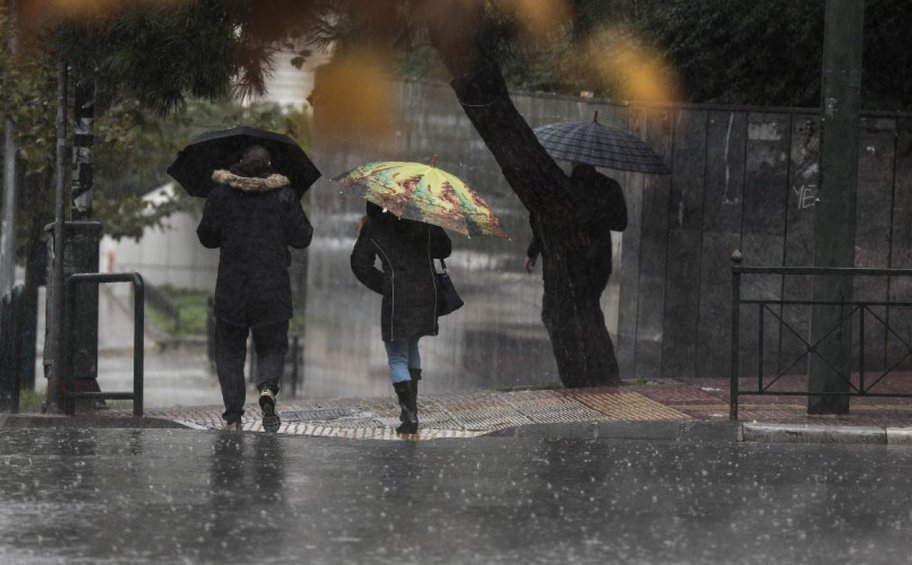 Καιρός: Συναγερμός στην Αττική για έντονα φαινόμενα - Πού θα δούμε χιόνια