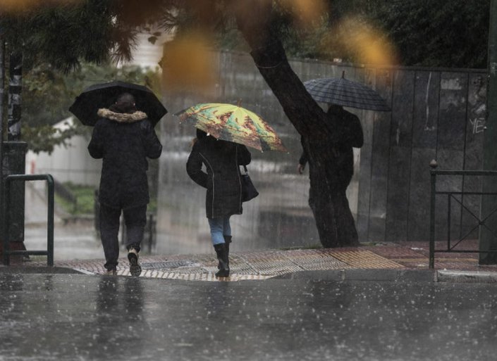 Καιρός: Συναγερμός στην Αττική για έντονα φαινόμενα - Πού θα δούμε χιόνια