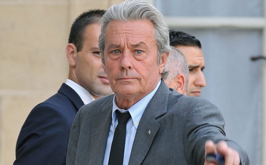 Alain Delon: Υπεύθυνος για τον «πόλεμο» των παιδιών του – Τι υποστηρίζει βιογράφος του