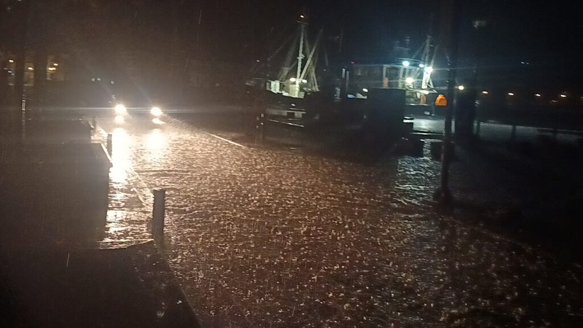 Eικόνες καταστροφής στη Λήμνο: Πλημμύρισε το λιμάνι της Μύρινας – BINTEO