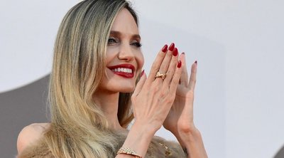 Η Angelina Jolie και τα τρία κομμάτια που οφείλει να έχει κάθε κομψή γυναίκα άνω των 40