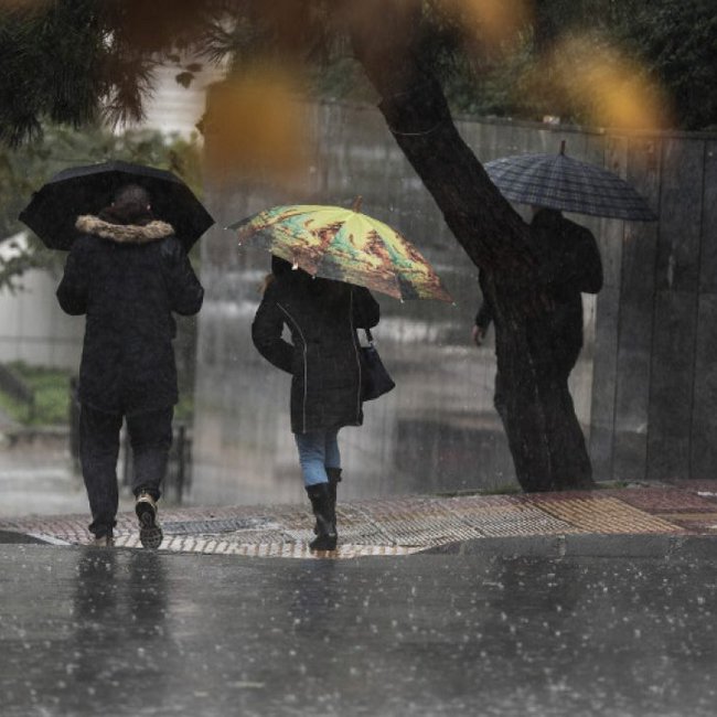 Καιρός: Συναγερμός στην Αττική για έντονα φαινόμενα - Πού θα δούμε χιόνια