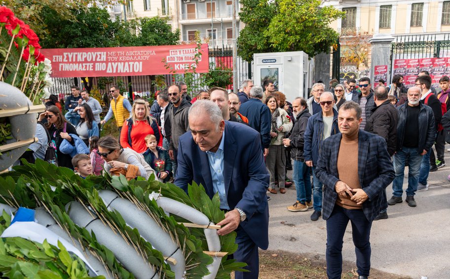 Κατάθεση στεφάνου από ΓΣΕΒΕΕ και ΕΕΑ στο Πολυτεχνείο
