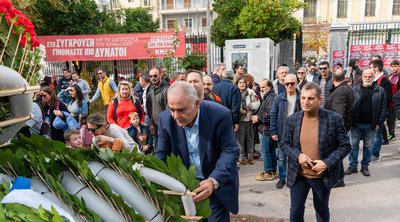 Κατάθεση στεφάνου από ΓΣΕΒΕΕ και ΕΕΑ στο Πολυτεχνείο
