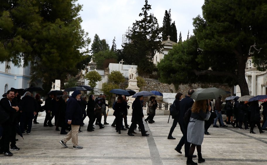 Μιχάλης Γκανάς: Συγκίνηση στο «ύστατο χαίρε» στον σπουδαίο ποιητή και στιχουργό - ΕΙΚΟΝΕΣ