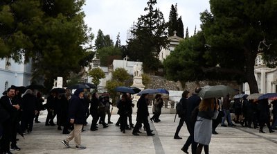 Μιχάλης Γκανάς: Συγκίνηση στο «ύστατο χαίρε» στον σπουδαίο ποιητή και στιχουργό - ΕΙΚΟΝΕΣ