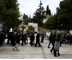 Μιχάλης Γκανάς: Συγκίνηση στο «ύστατο χαίρε» στον σπουδαίο ποιητή και στιχουργό - ΕΙΚΟΝΕΣ