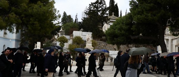 Μιχάλης Γκανάς: Συγκίνηση στο «ύστατο χαίρε» στον σπουδαίο ποιητή και στιχουργό - ΕΙΚΟΝΕΣ