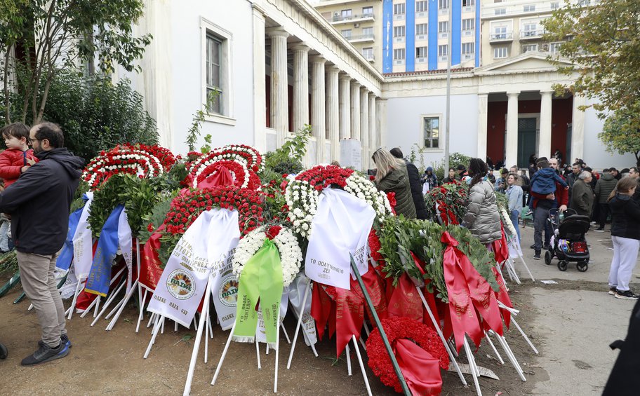 Πολυτεχνείο: Πολίτες όλων των ηλικιών αφήνουν λουλούδια και ζωγραφιές για την 51η επέτειο – ΕΙΚΟΝΕΣ