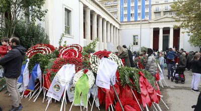 Πολυτεχνείο: Πολίτες όλων των ηλικιών αφήνουν λουλούδια και ζωγραφιές για την 51η επέτειο – ΕΙΚΟΝΕΣ