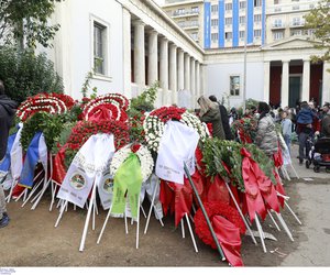 Πολυτεχνείο: Πολίτες όλων των ηλικιών αφήνουν λουλούδια και ζωγραφιές για την 51η επέτειο – ΕΙΚΟΝΕΣ