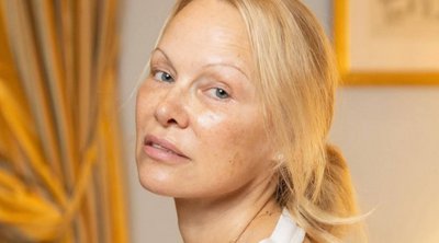 Pamela Anderson: Με total white και καθόλου μακιγιάζ έδειξε πώς το μυστικό της όπλο είναι… η αυτοπεποίθηση  