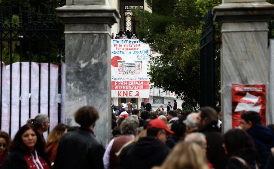 «Βρέξει-χιονίσει, είχαμε πει ότι θα έρθουμε»: Πλήθος κόσμου τίμησε την 51η επέτειο του Πολυτεχνείου - ΕΙΚΟΝΕΣ