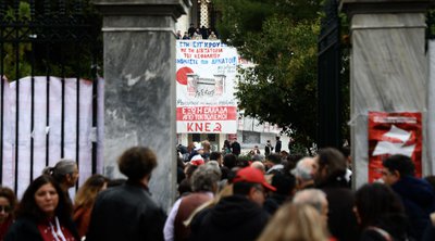 «Βρέξει-χιονίσει, είχαμε πει ότι θα έρθουμε»: Πλήθος κόσμου τίμησε την 51η επέτειο του Πολυτεχνείου - ΕΙΚΟΝΕΣ