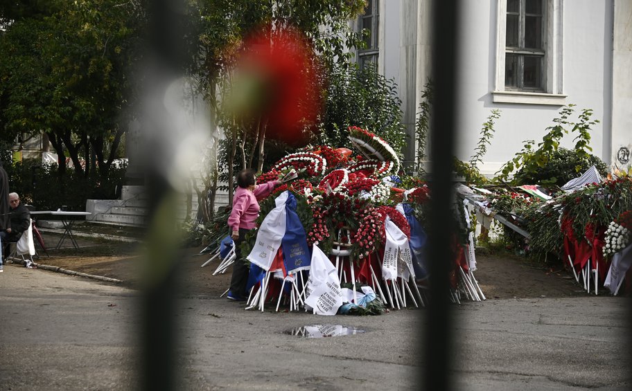 Έκλεισαν οι πύλες του Πολυτεχνείου για τη μεγάλη πορεία - ΕΙΚΟΝΕΣ - ΒΙΝΤΕΟ 