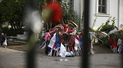 Έκλεισαν οι πύλες του Πολυτεχνείου για τη μεγάλη πορεία - ΕΙΚΟΝΕΣ - ΒΙΝΤΕΟ 