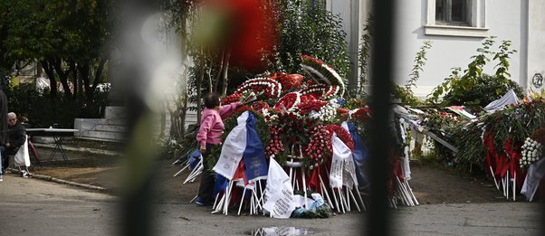 Έκλεισαν οι πύλες του Πολυτεχνείου για τη μεγάλη πορεία - ΕΙΚΟΝΕΣ - ΒΙΝΤΕΟ 