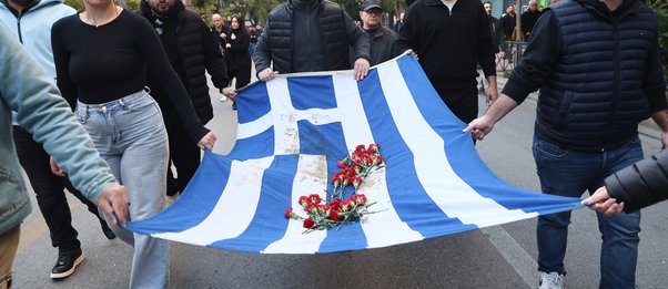 Πολυτεχνείο: Σε εξέλιξη η πορεία με την αιματοβαμμένη σημαία – 68 προσαγωγές από την ΕΛ.ΑΣ.