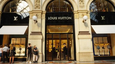 Louis Vuitton: Η εντυπωσιακή «κάλυψη» του καταστήματος της Νέας Υόρκης με στοίβα από μπαούλα