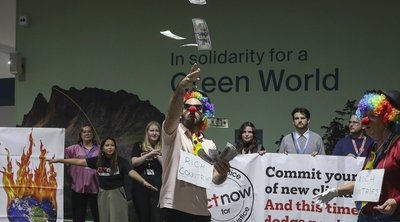 COP29: Κατέληξαν σε συμφωνία για καταβολή 300 δισ. στις πιο φτωχές χώρες – Σφοδρές αντιδράσεις