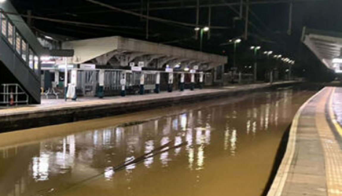 Βρετανία: Προβλήματα στις μεταφορές προκαλεί και σήμερα η καταιγίδα Μπερτ