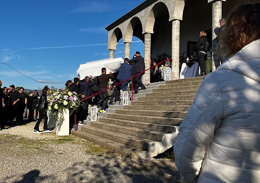 Αγρίνιο: Θρήνος στην κηδεία της 18χρονης Χαριτίνης