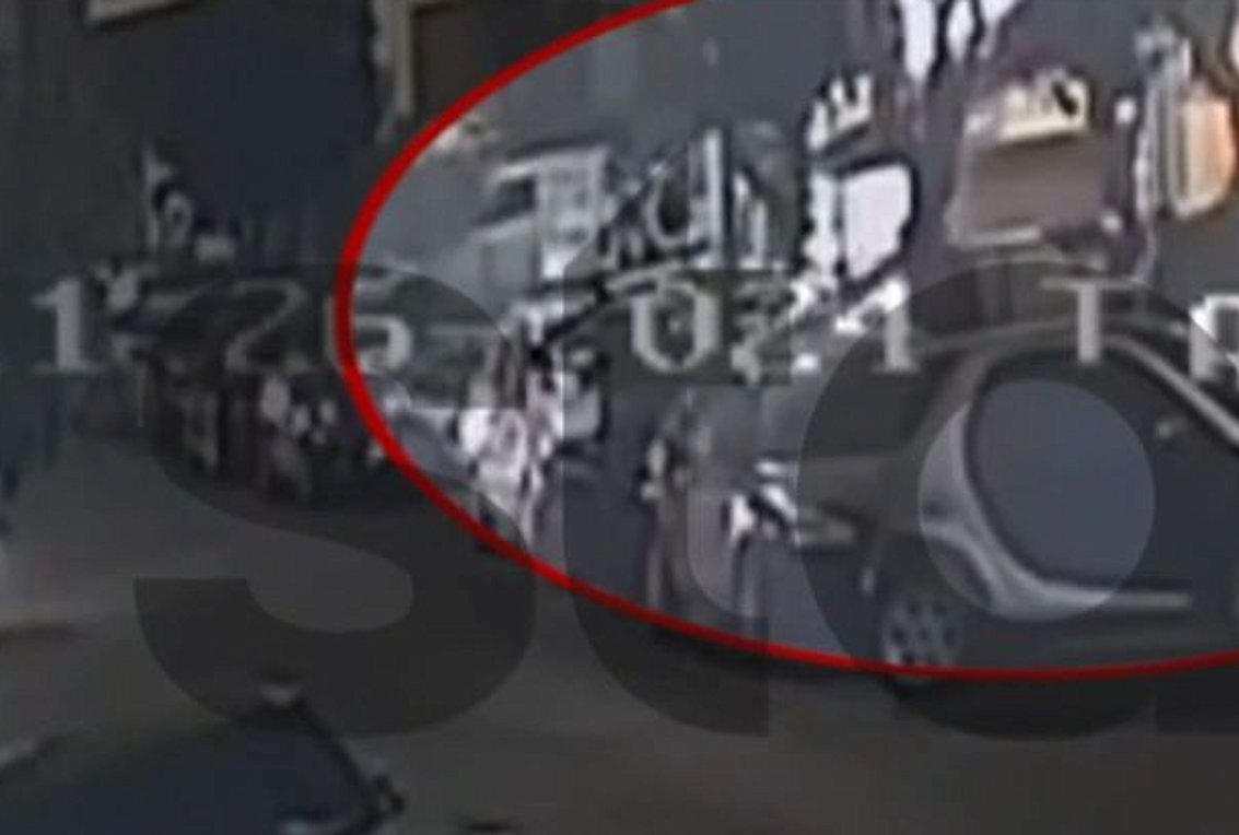 Βύρωνας: Η στιγμή που πυροβολούν οδηγό ταξί έξω από καφενείο – BINTEO