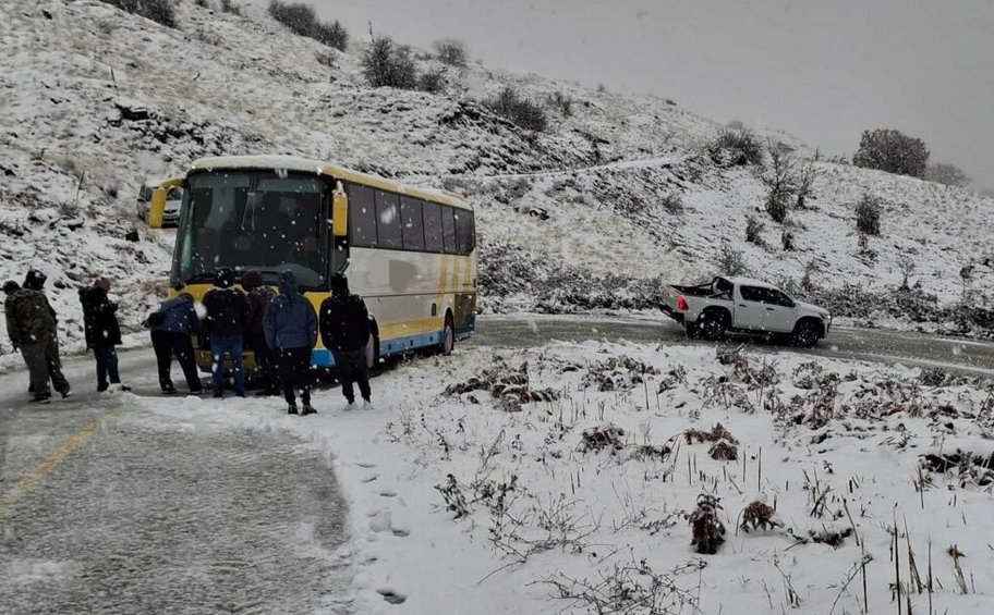 Καστοριά: Απεγκλωβίστηκαν επιβάτες λεωφορείου που «κόλλησε» στα χιόνια - ΕΙΚΟΝΕΣ