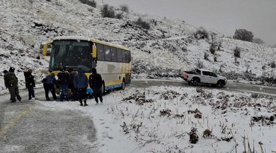 Καστοριά: Απεγκλωβίστηκαν επιβάτες λεωφορείου που «κόλλησε» στα χιόνια - ΕΙΚΟΝΕΣ