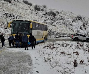 Καστοριά: Απεγκλωβίστηκαν επιβάτες λεωφορείου που «κόλλησε» στα χιόνια