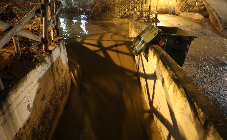 Επιχείρηση απεγκλωβισμού δυο ατόμων στη Σιθωνία από την ΕΜΑΚ