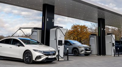 Mercedes EV: Η νεα βαφή που θα φορτίζει τα ηλεκτρικά της 