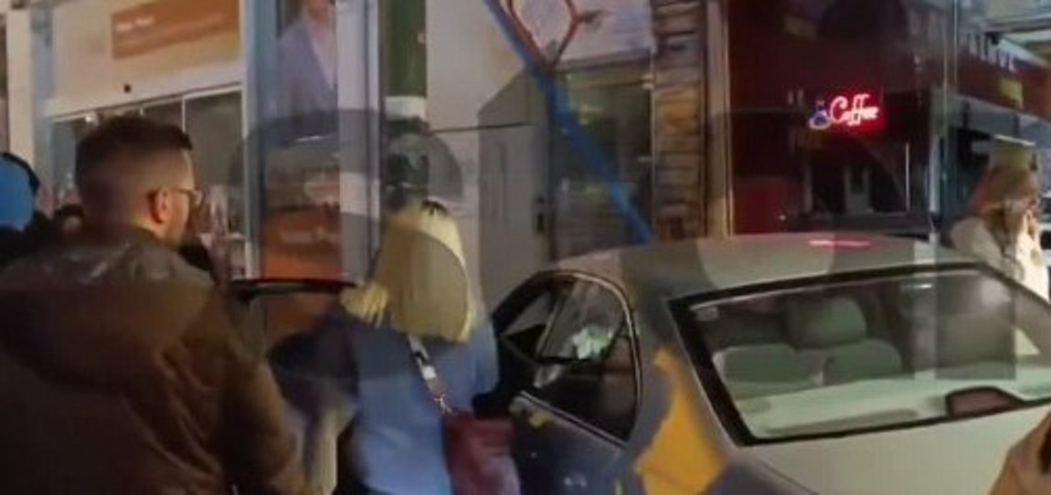 «Τρελή» πορεία ΙΧ στο Χαλάνδρι: Καρφώθηκε σε στάση λεωφορείου