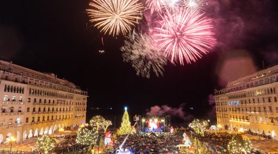 Θεσσαλονίκη: Εικόνες από τη φωταγώγηση του χριστουγεννιάτικου δέντρου στην πλατεία Αριστοτέλους