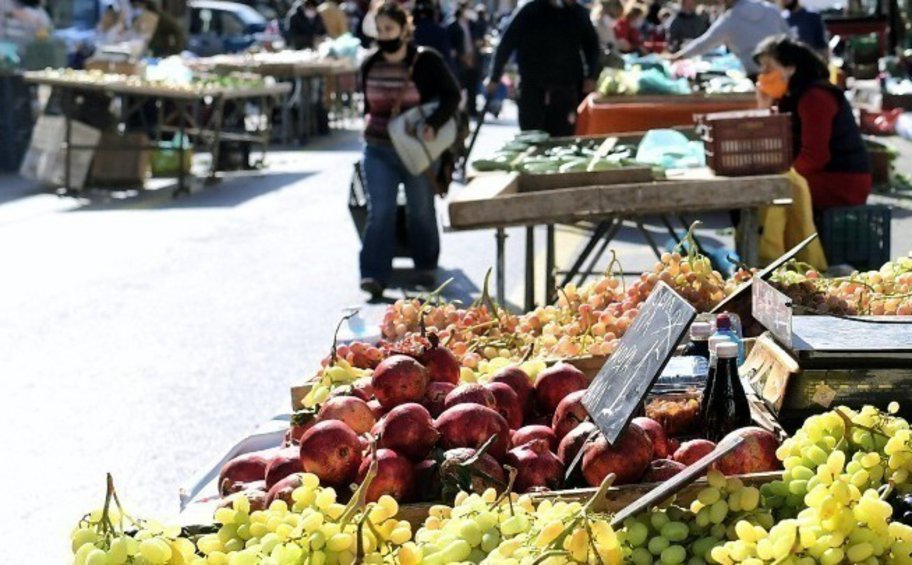 Καταργείται η φορολογική και ασφαλιστική ενημερότητα για ανανέωση ή νέα άδεια στους πωλητές λαϊκών αγορών