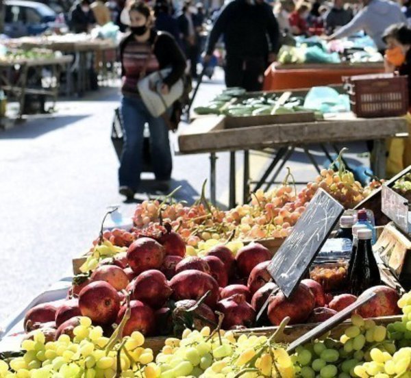 Καταργείται η φορολογική και ασφαλιστική ενημερότητα για ανανέωση ή νέα άδεια στους πωλητές λαϊκών αγορών