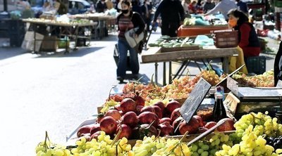 Καταργείται η φορολογική και ασφαλιστική ενημερότητα για ανανέωση ή νέα άδεια στους πωλητές λαϊκών αγορών