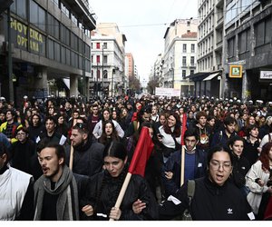 Επέτειος Γρηγορόπουλου: Ολοκληρώθηκε η μαθητική πορεία στην Αθήνα - ΕΙΚΟΝΕΣ