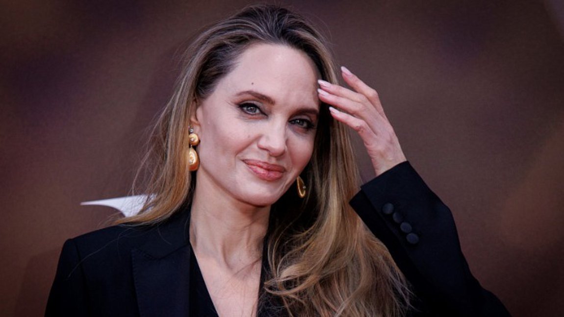 Η Angelina Jolie φόρεσε πέδιλα μέσα στον χειμώνα