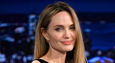 Ξυπόλητη η Angelina Jolie στο The Tonight Show – Δεν μας νοιάζει ο λόγος, αλλά το χρώμα που επέλεξε για το pedicure της